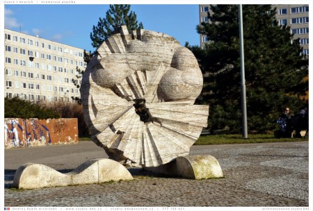 SLUNCE V MRACÍCH - mramorová plastika.  Sluneční paprsky pronikají skrze mraky.